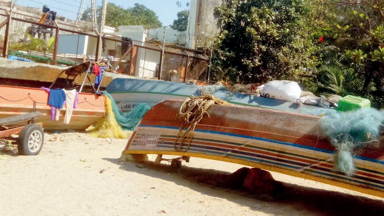 Oil spill: Buyers shun ‘slick-ick’ fish, say Chowpatty fishermen