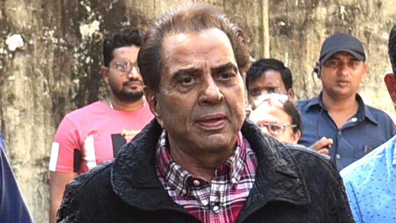 Dharmendra urges fans to pray for Dilip Kumar's speedy recovery