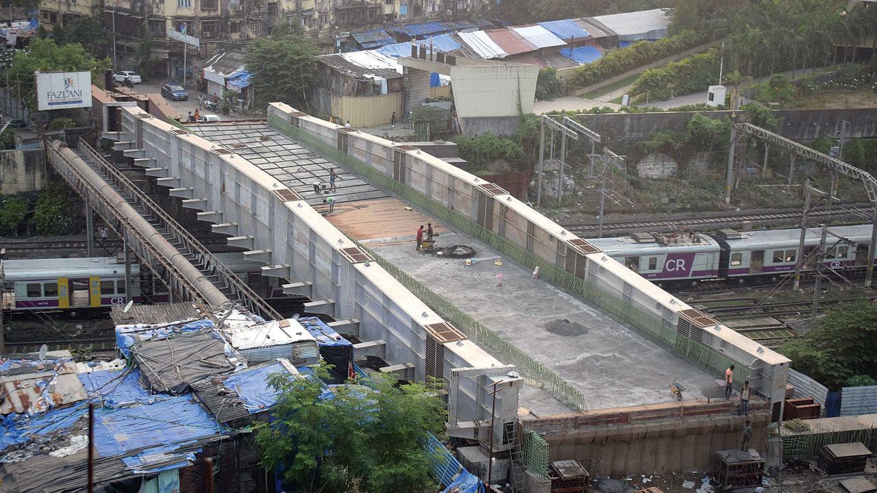 Mumbai: BMC launches second girder of Hancock bridge