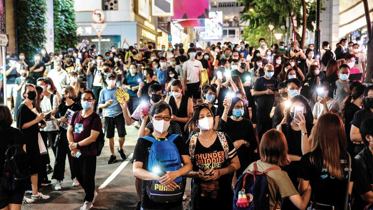 Hundreds show up around Hong Kong park despite ban
