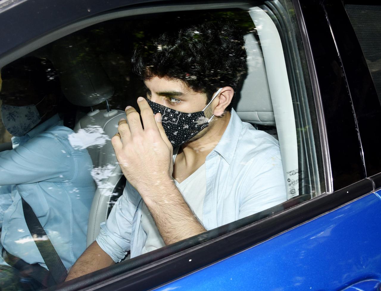Sara was accompanied by brother Ibrahim Ali Khan as they arrived at Saif and Kareena's home in Bandra.