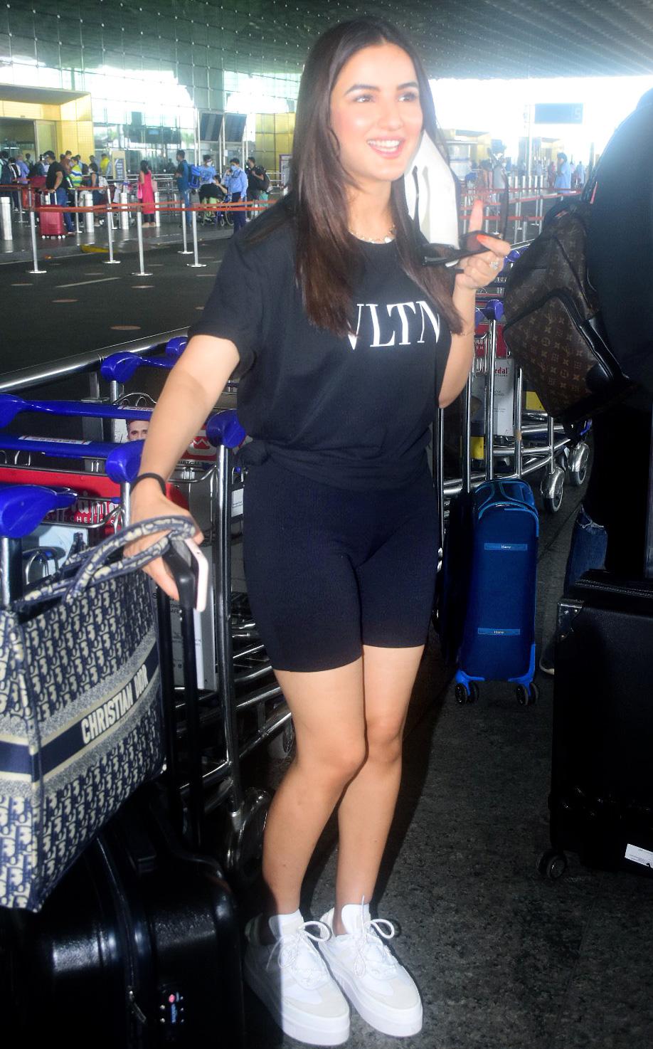Bigg Boss 14 contestant Jasmin Bhasin was also spotted at the Mumbai airport. Jasmin sported a black tee and gym shorts as she arrived at the airport.