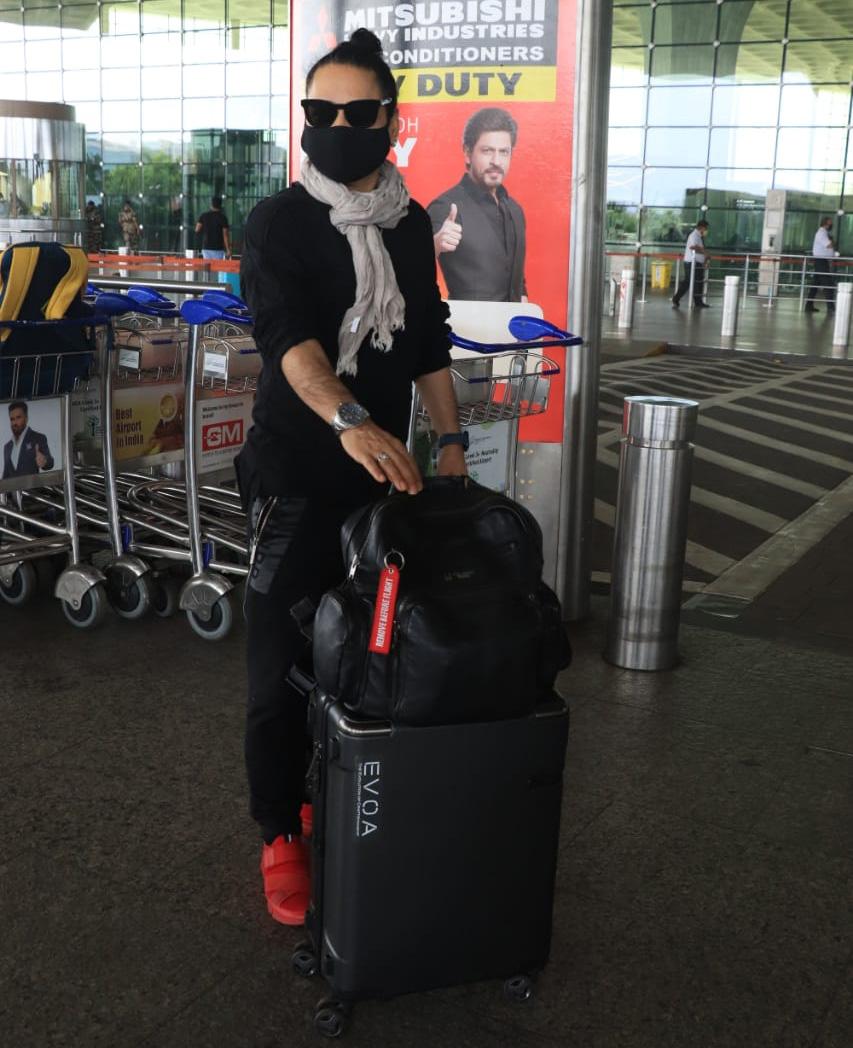 Playback singer and music composer Kailash Kher was also spotted at the Mumbai airport.