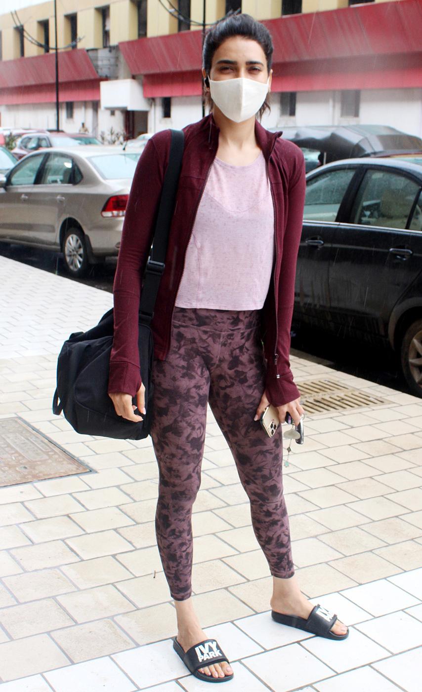 Karishma Tanna was clicked arriving at her fitness studio in Andheri. Karishma sported a wine coloured jacket, pink colour top and matching printed track pant as she posed for the photographers outside her gym. 
