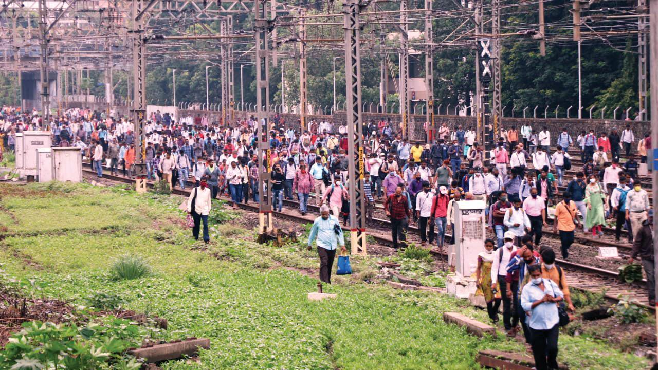 Rail fracture disrupts Central Railway local services, hundreds walk on tracks