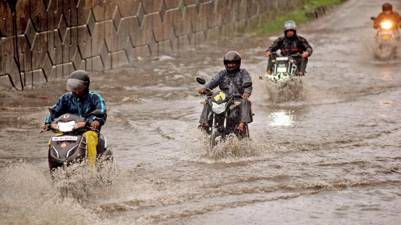 Waterlogging on the Sion-Panvel Highway at Chunabhatti on Wednesday. Pics/Pradeep Dhivar