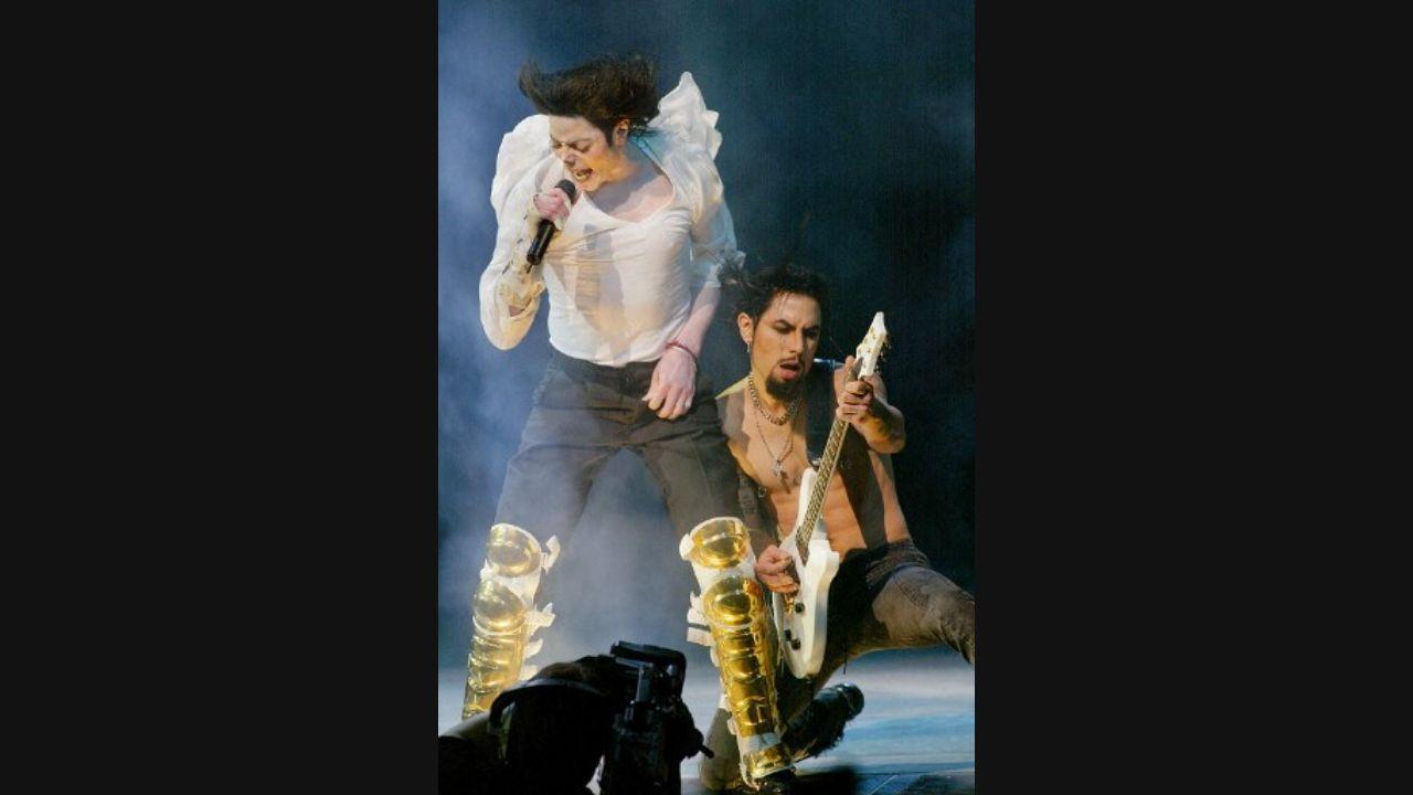 Michael Jackson and guitarist Dave Navaro perform during the Democratic National Committee (DNC) benefit concert, ‘A Night at the Apollo’, at the world-famous Apollo Theater in 2002 in New York. The concert was to kick off a nationwide voter registration drive. Photo: AFP