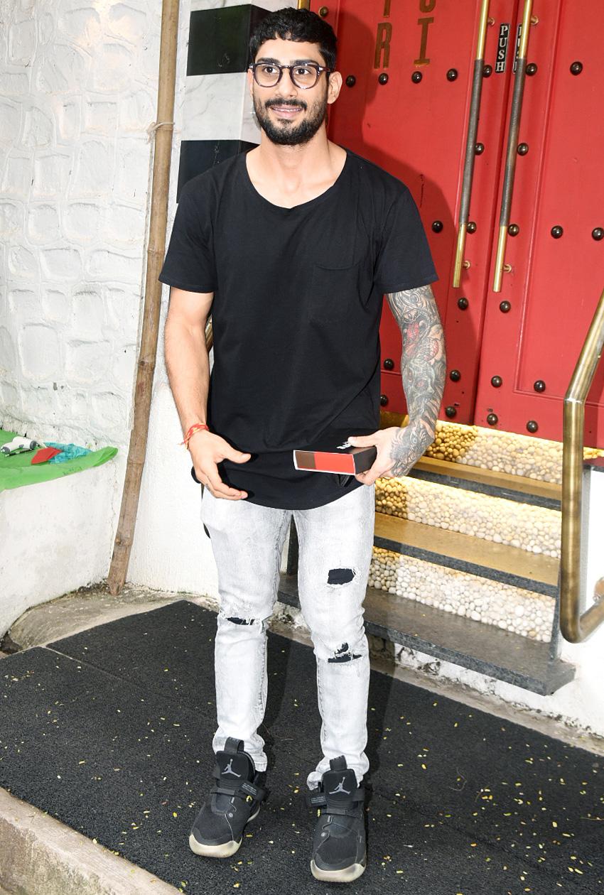 Prateik Babbar was all smile as he posed for the photographers at the restaurant in Bandra.