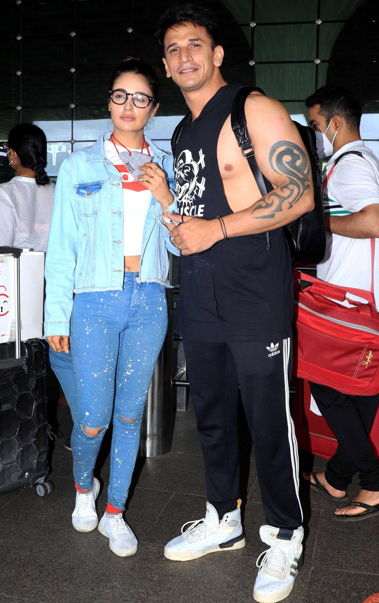 Telly couple Prince Narula and Yuvika Choudhary were all smile as they posed for the photographers at Mumbai airport.