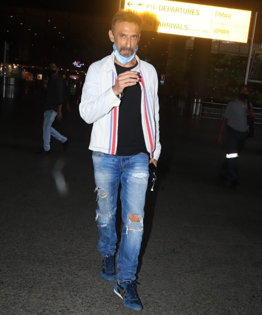 Rahul Dev was also clicked at the Mumbai airport. On the work front, Rahul was seen 'Raat Baaki Hai'. He played an investigating officer tracking down a killer. Directed by Avinash Das, 'Raat Baaki Hai' it also featured Paoli Dam, Annup Soni, Saurabh Sachdeva among others and streamed on ZEE5.