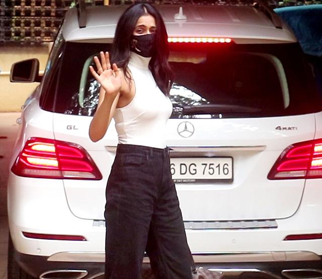 Rakul Preet Singh was clicked at her residential building in Bandra. The 'De De Pyaar De' actress sported a white polo neck top and black denim as she waved at the photographers. Rakul took to social media on Thursday to express that she misses being on film sets, at a time when shooting is mostly stopped owing to the ongoing second wave of the Covid-19 pandemic. 