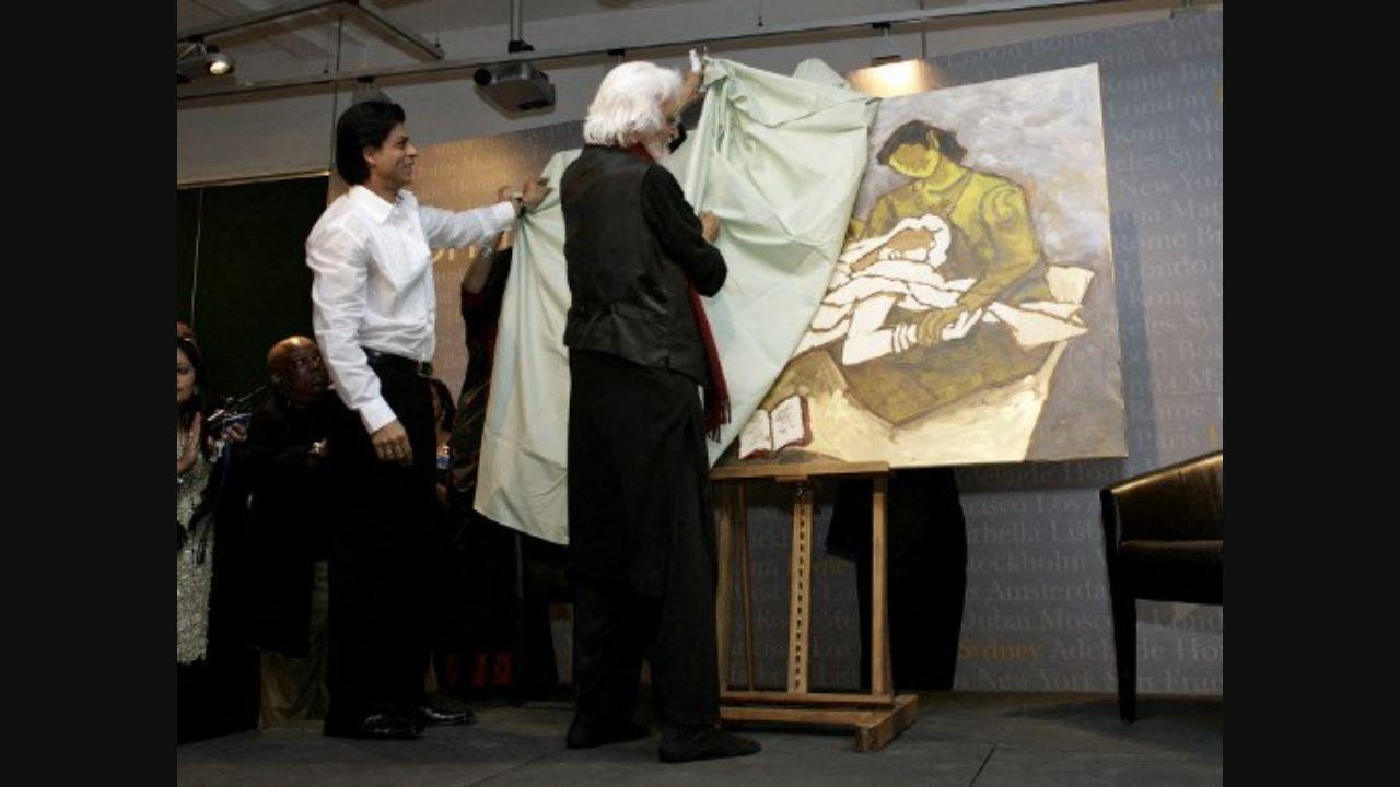 Actor Shah Rukh Khan (left) seen helping the then 92-year-old artist MF Husain to unveil his painting at Bonhams' 'Art For Freedom', in London on June 7, 2007. The painting went on to be auctioned to raise funds for Tehelka, a media house in India.
Photo: AFP
 