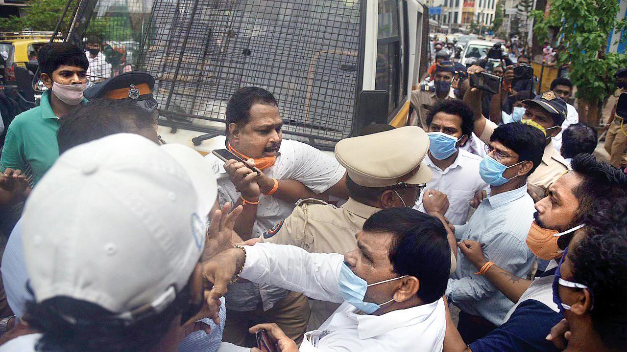 Mumbai: Shiv Sena, BJP engage in political brawl near Sena Bhavan