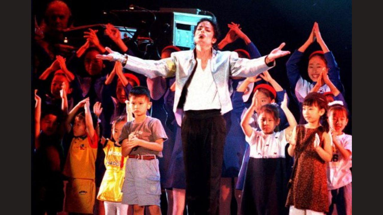 The singer performs with children on stage during his star-studded charity concert ‘Michael Jackson and Friends’ in Seoul in 1999. Photo: AFP