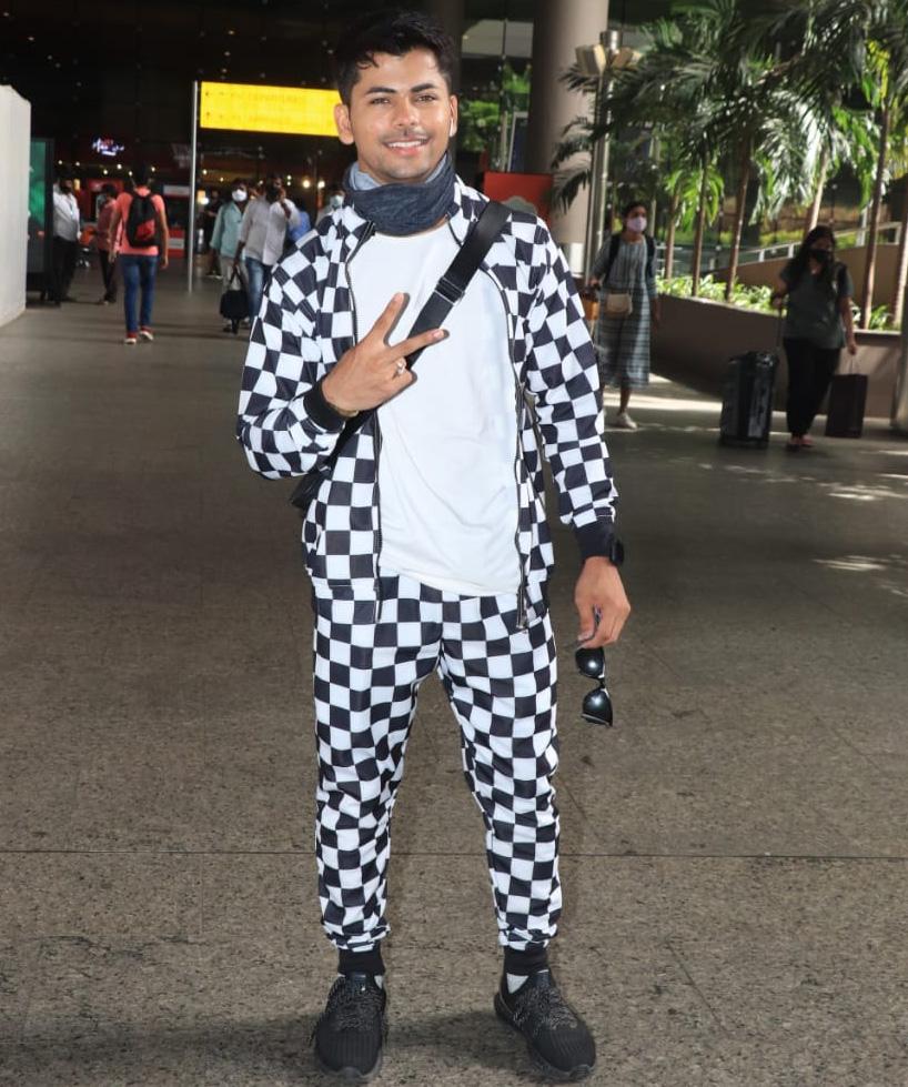 Siddharth Nigam was all smile as he posed for the photographers at the Mumbai airport. The actor is currently seen in SAB TV's 'Hero - Gayab Mode On'.
