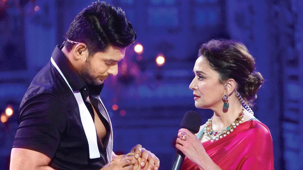 Sidharth Shukla recreates iconic scene from 'Dil To Pagal Hai' with Madhuri Dixit Nene