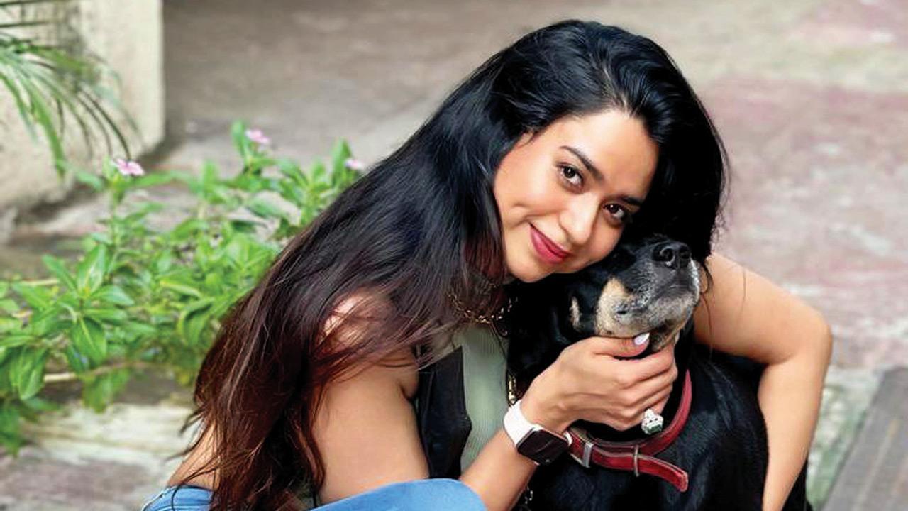 Soundarya Pussy Sex Videos - See photos: Soundarya Sharma adopts a stray dog, names him Sheru Sharma