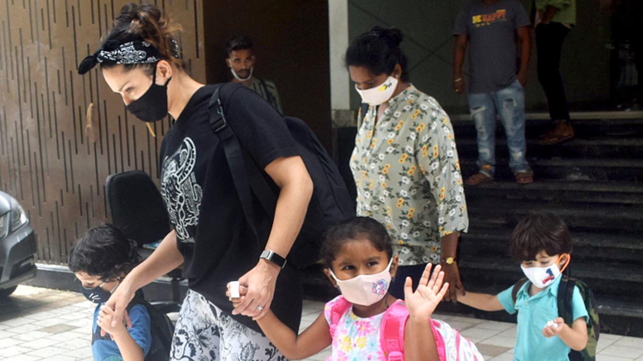 Sunny Leone with kids, Karishma Tanna and Khushi Kapoor clicked in Andheri