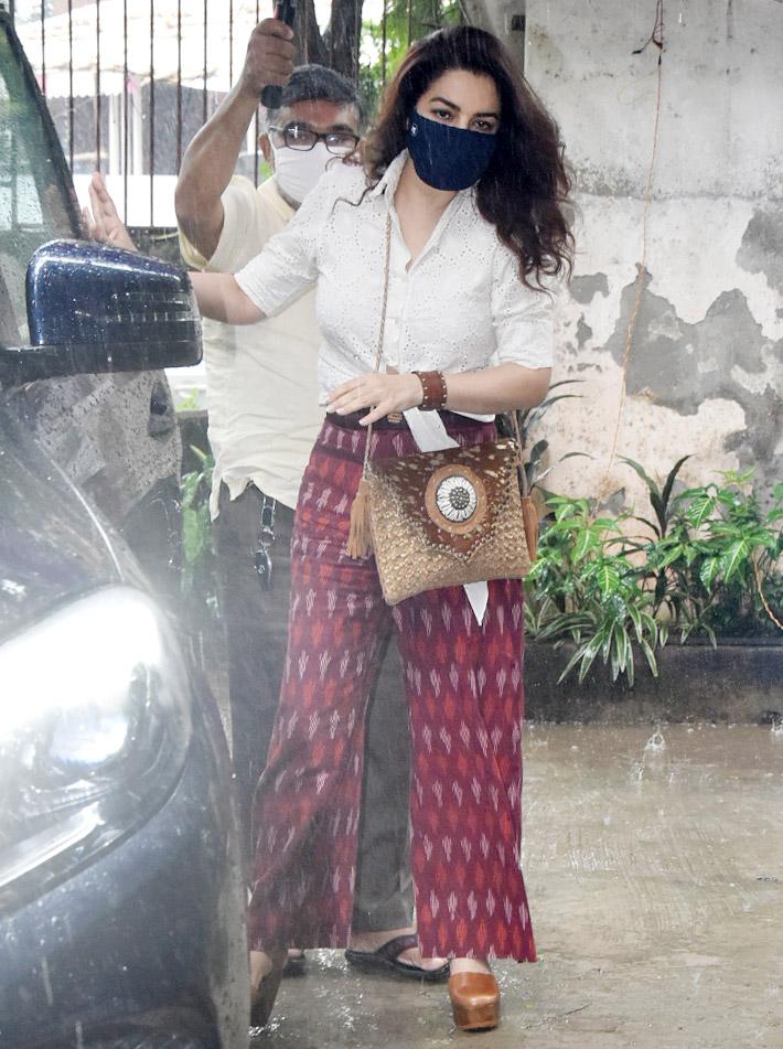 Tisca Chopra was also spotted at the same salon in Juhu. Tisca sported a white tied down shirt and ethnic print pants as she arrived at the salon.