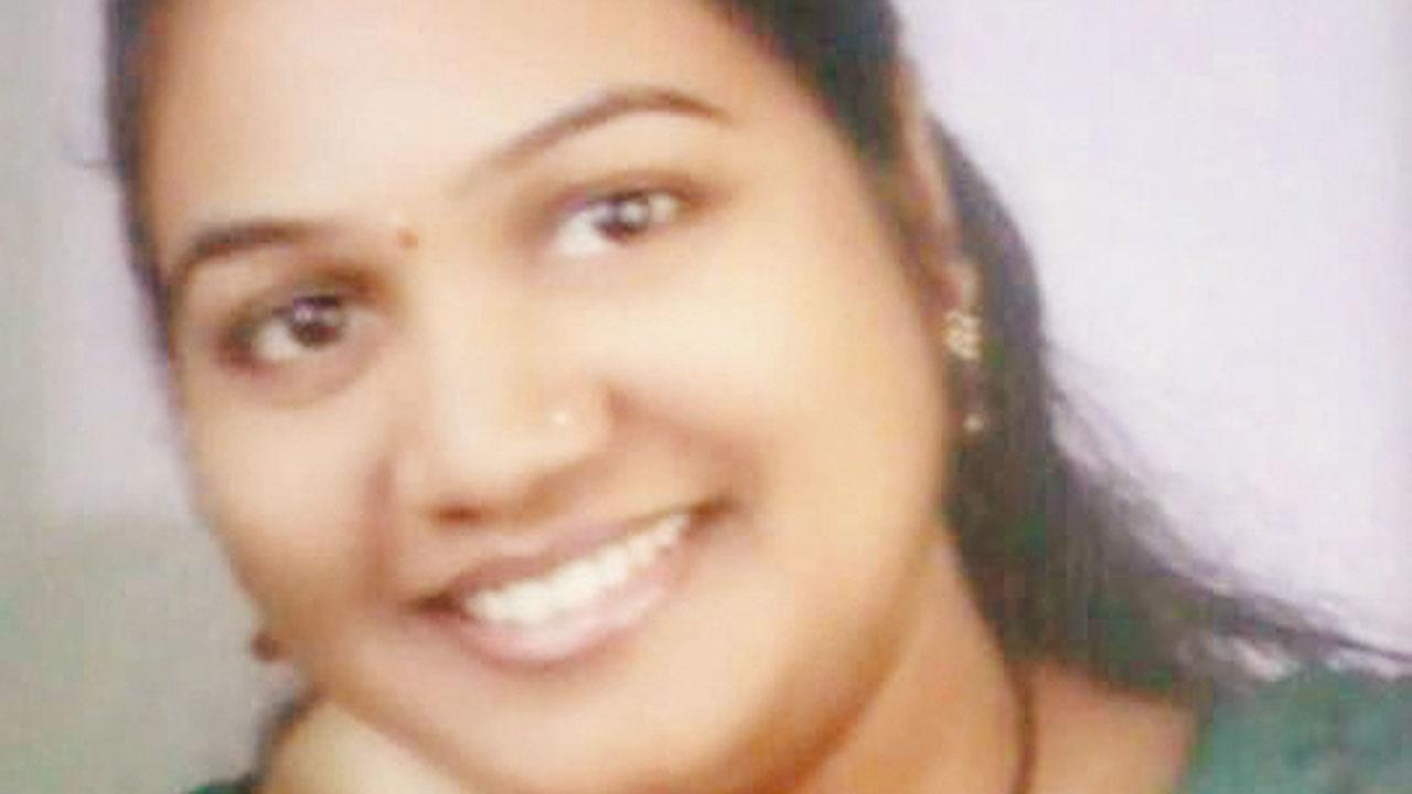 Mumbai: Woman run over by local train in attempt to catch mobile thief