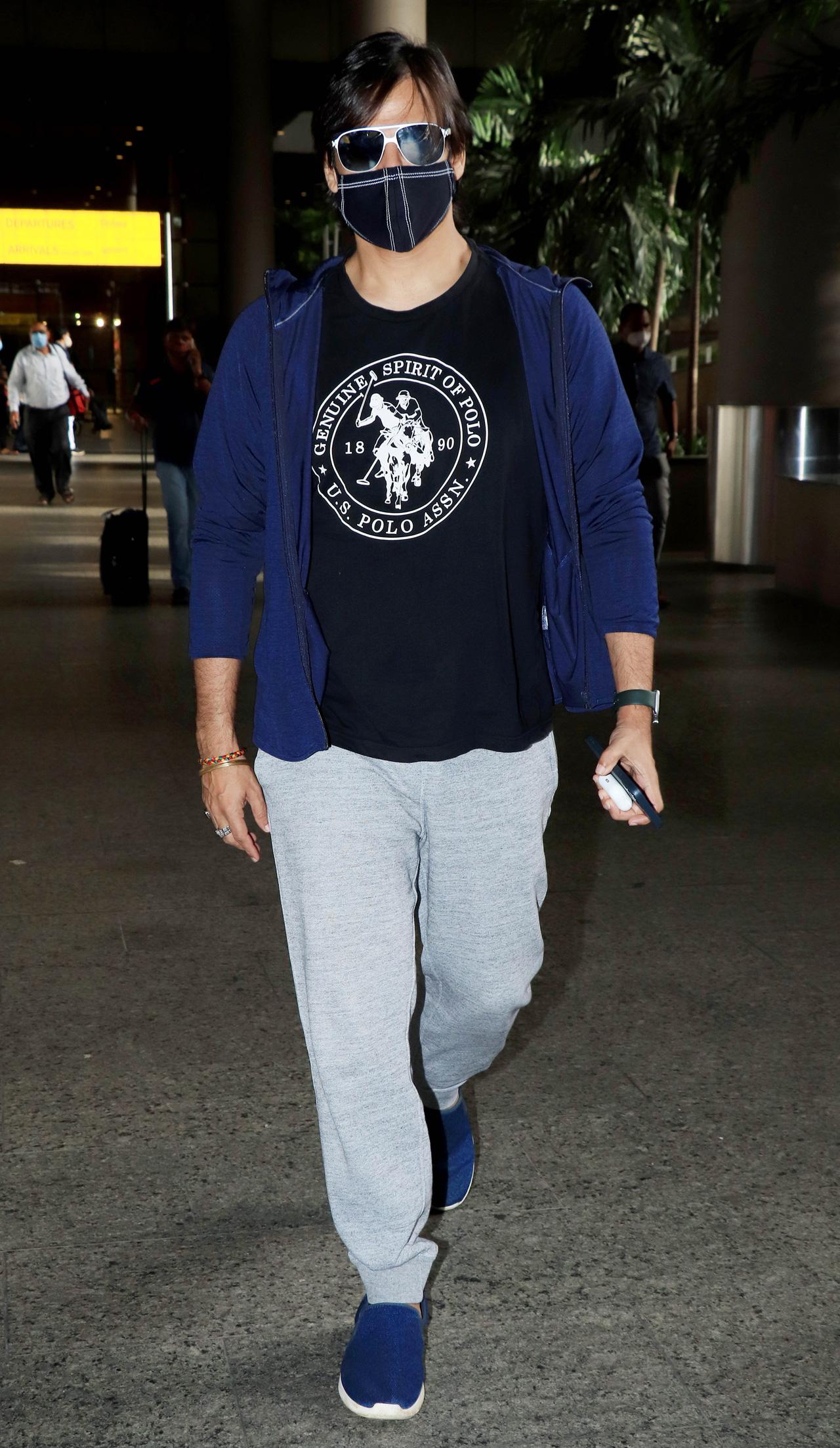 Vivek Oberoi was also spotted at Mumbai airport. The actor recently donated Rs 25 lakh to a fundraiser for the aid of people suffering from Covid-19. The actor has contributed to the I Am Oxygen Man initiative that he started recently.