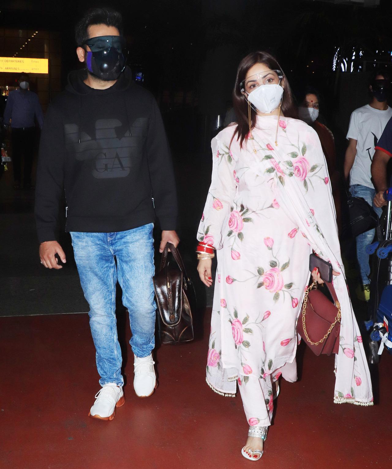 It was back in 2019 when Yami Gautam and Aditya Dhar worked together on 'Uri: The Surgical Strike' and from there began a beautiful love story. Speaking of Yami's bridal ensemble, the actress wore her mother's 33 years old traditional maroon silk sari with the drape featuring intricate gold work. Meanwhile, it was the blouse that really stood out for us as it had floral motifs all over. Making for the perfect bridal look, her entire ensemble was layered with a matching dupatta which was especially gifted to her by her maternal grandmother (naani).