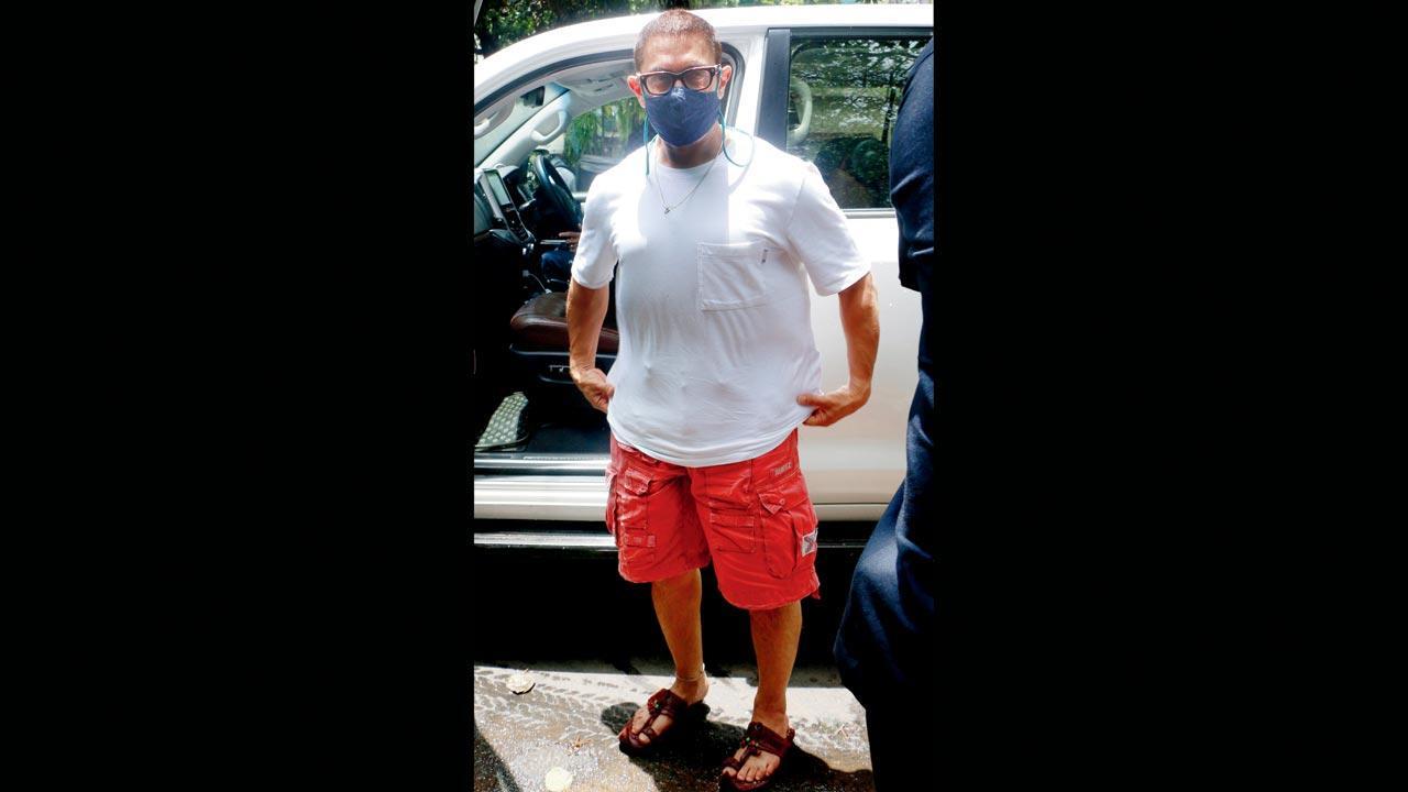 Aamir Khan flaunts a new short hairdo