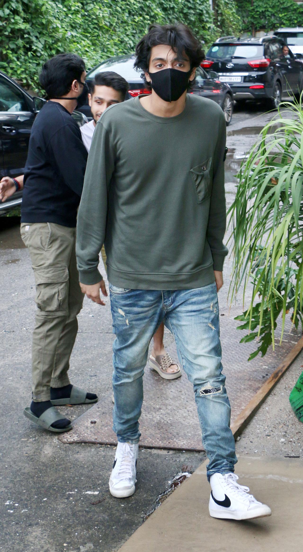 Ahaan Panday was also snapped at the same restaurant. The star kid, son of Deanne Pandey, Chikki Panday, was casually dressed in a grey sweatshirt and distressed jeans and a black mask.