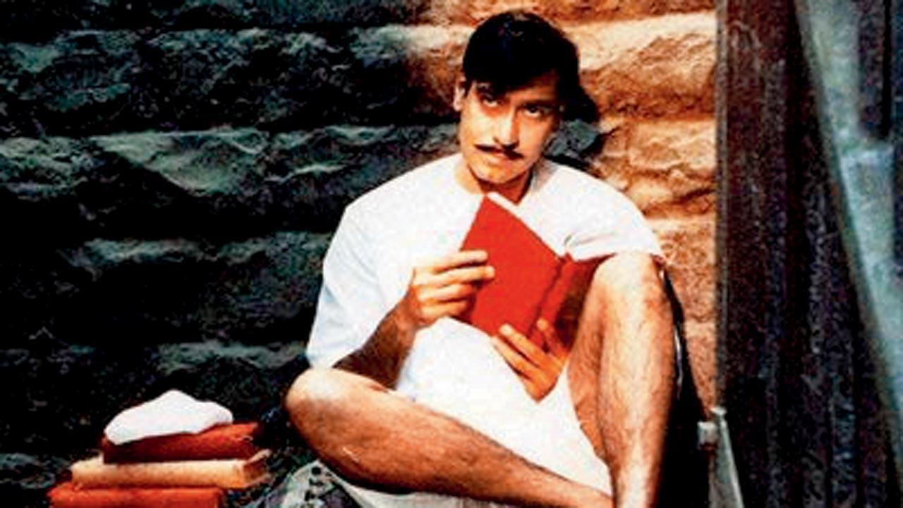 Ajay Devgn honours Bhagat Singh