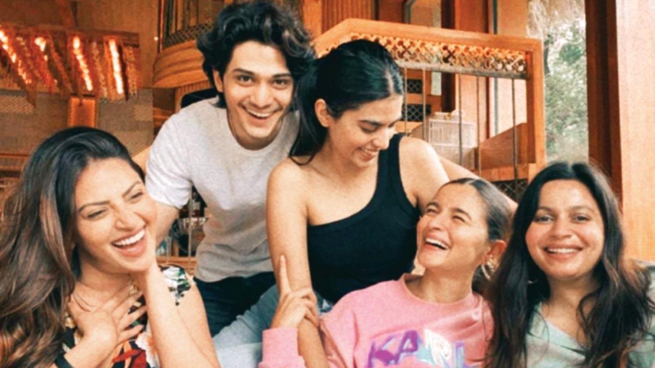 Alia Bhatt, Shaheen Bhatt hangout with friends because 'Why should boys have all the fun?'