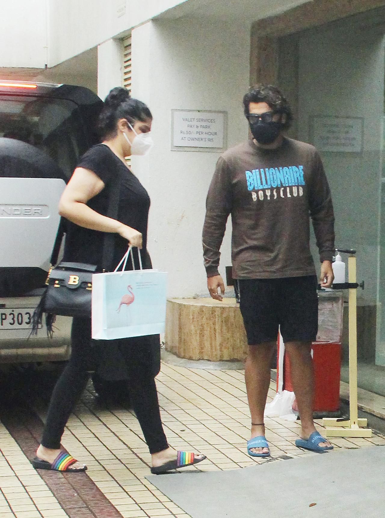 Arjun Kapoor was snapped with sister Anshula Kapoor in Bandra, Mumbai. The brother-sister duo, who share a close bond with each other, never fail to make sure to spend time with each other. Arjun Kapoor was snapped with sister Anshula Kapoor in Bandra, Mumbai. The brother-sister duo, who share a close bond with each other, never fail to make sure to spend time with each other.