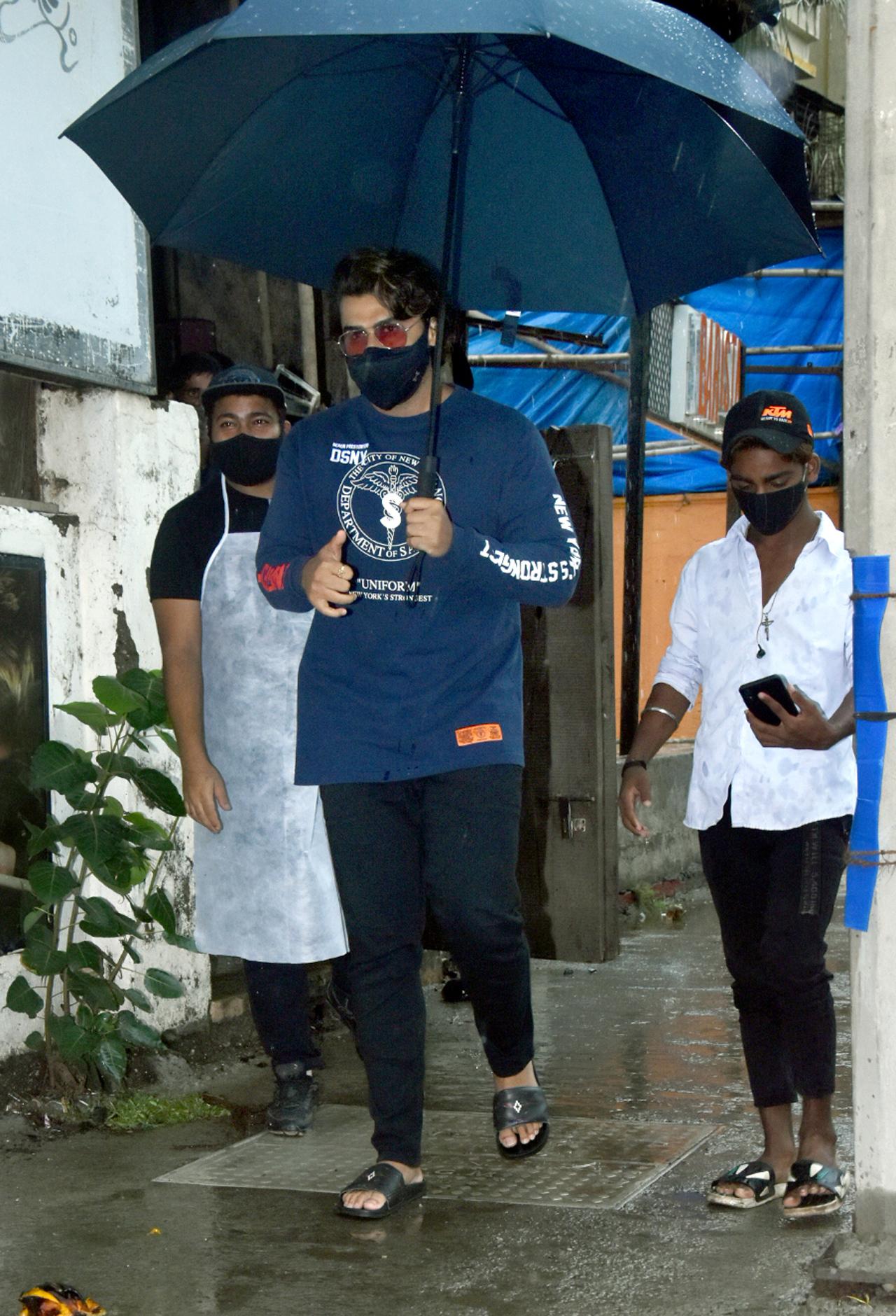 Arjun Kapoor was photographed outside Hakim's Aalim salon in Versova, Mumbai. The actor was dressed in a blue sweatshirt and black track pants. On the work front, Arjun will next be seen in two films - 'Bhoot Police' and 'Ek Villain Returns'.