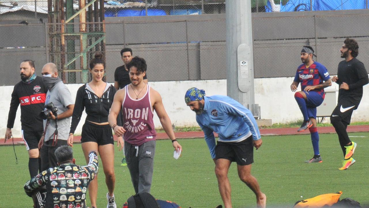 Disha Patani also accompanied her alleged beau, Tiger Shroff to watch him play the game with his friends. Also present were - (R) Dino Morea, director Shashank Khaitan and Arjun Kapoor, (L) Bunty Walia, Sameer Kochhar.