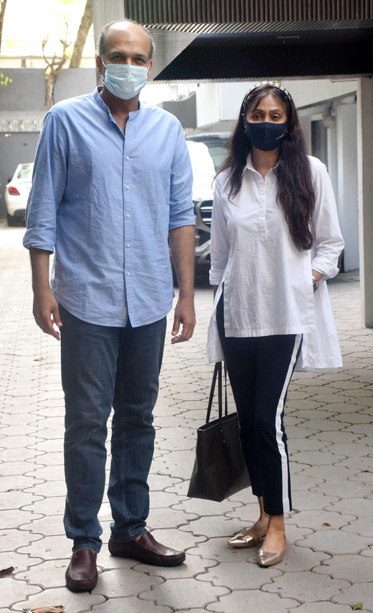 Filmmaker Ashutosh Gowariker was also snapped outside Javed Akhtar's house in Juhu, Mumbai. He was accompanied by his wife, Sunita Gowariker. We wonder what was the meeting for!