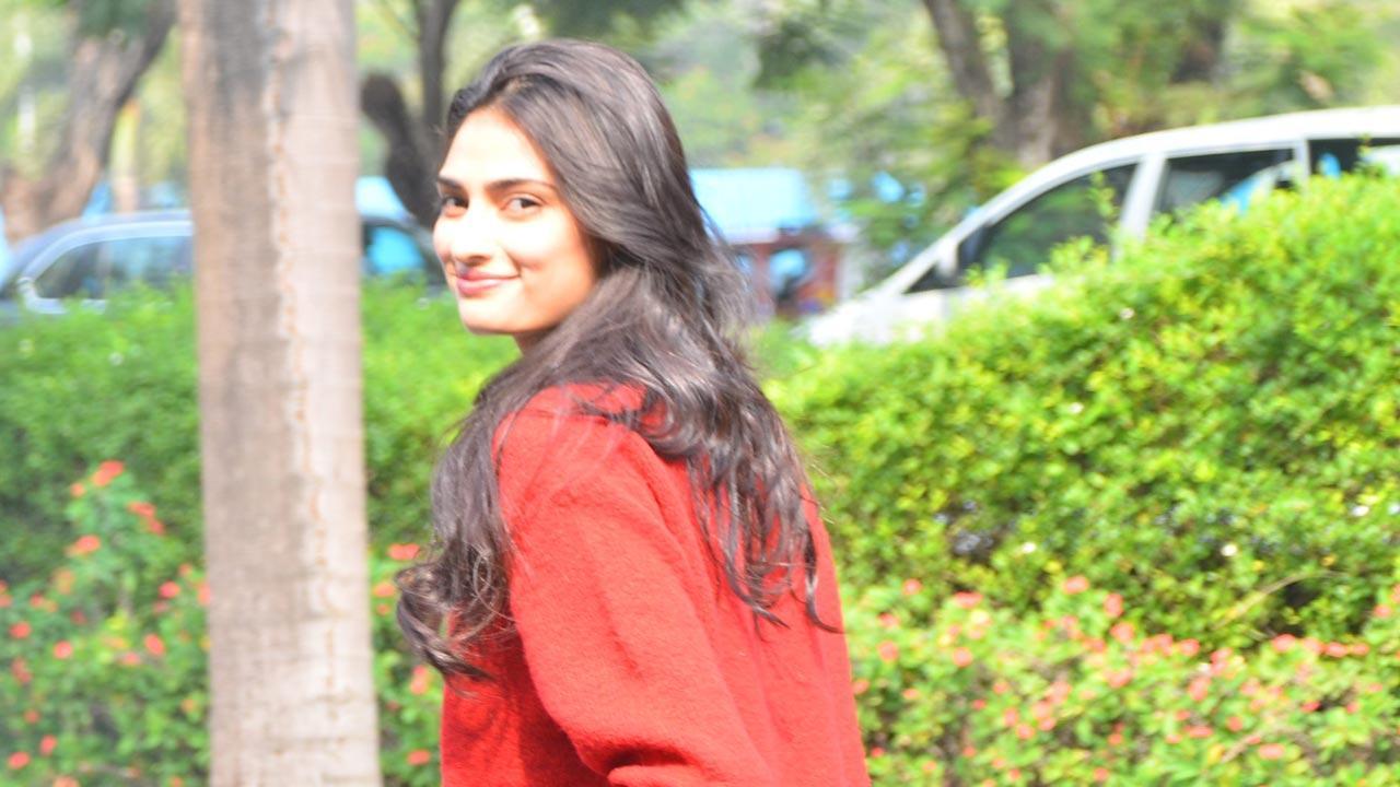 Athiya Shetty hints she is in England following India's fortune