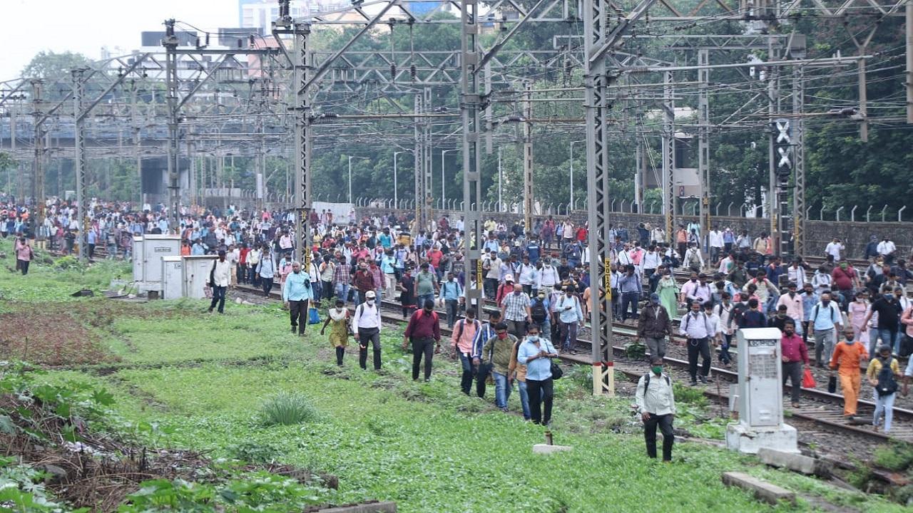 Mumbai: Central Railway services disrupted due to weld fracture, commuters seen walking on tracks