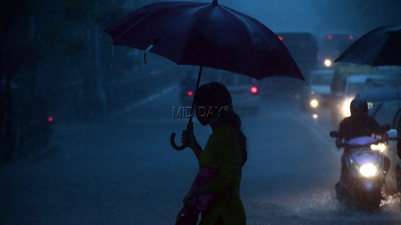 The skies turn dark in the afternoon near Dadar TT due to heavy downpour on June 9, 2021. Photo: Bipin Kokate