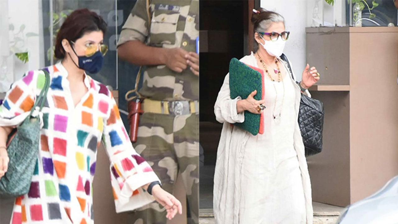 'A certain someone' photobombs Twinkle Khanna's selfie with Dimple Kapadia