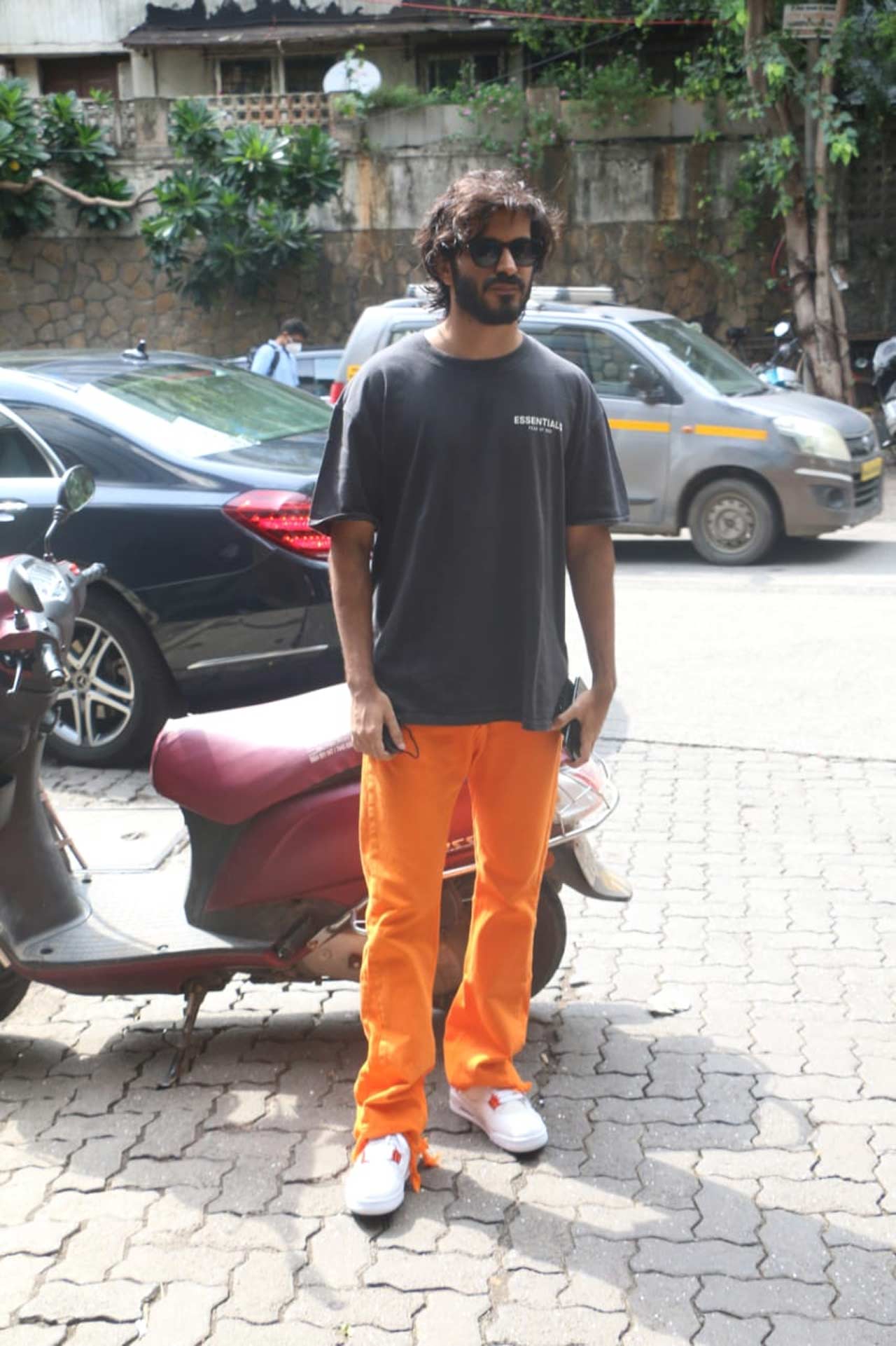 Harsh Varrdhan Kapoor, who is currently ruling the web with his stint in anthology Ray, posed for the paparazzi when snapped in Bandra, Mumbai. The actor is yet to announce his upcoming projects.