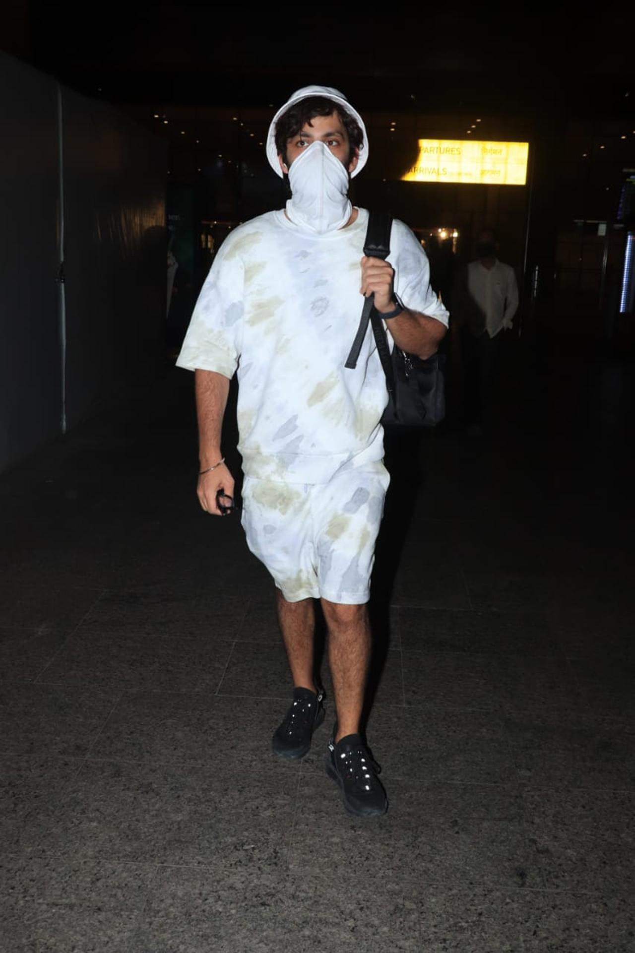 Himansh Kohli, too, was snapped at Mumbai airport. The actor's travel look seemed very unique and comfortable. Himansh is one of those few actors in the industry who loves to experiment with their sartorial choices.