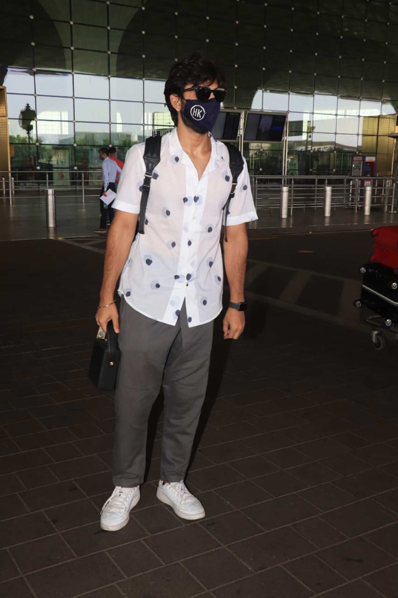 Himansh Kohli, the Yaariyaan star, was also clicked at the Mumbai airport. Speaking about his professional details, the actor, who was last seen in 'Boondi Raita' (2020) shared how he has been stuck due to the pandemic. As the projects are delayed, Himansh can't sign up for any new movies or shows due to prior commitments.