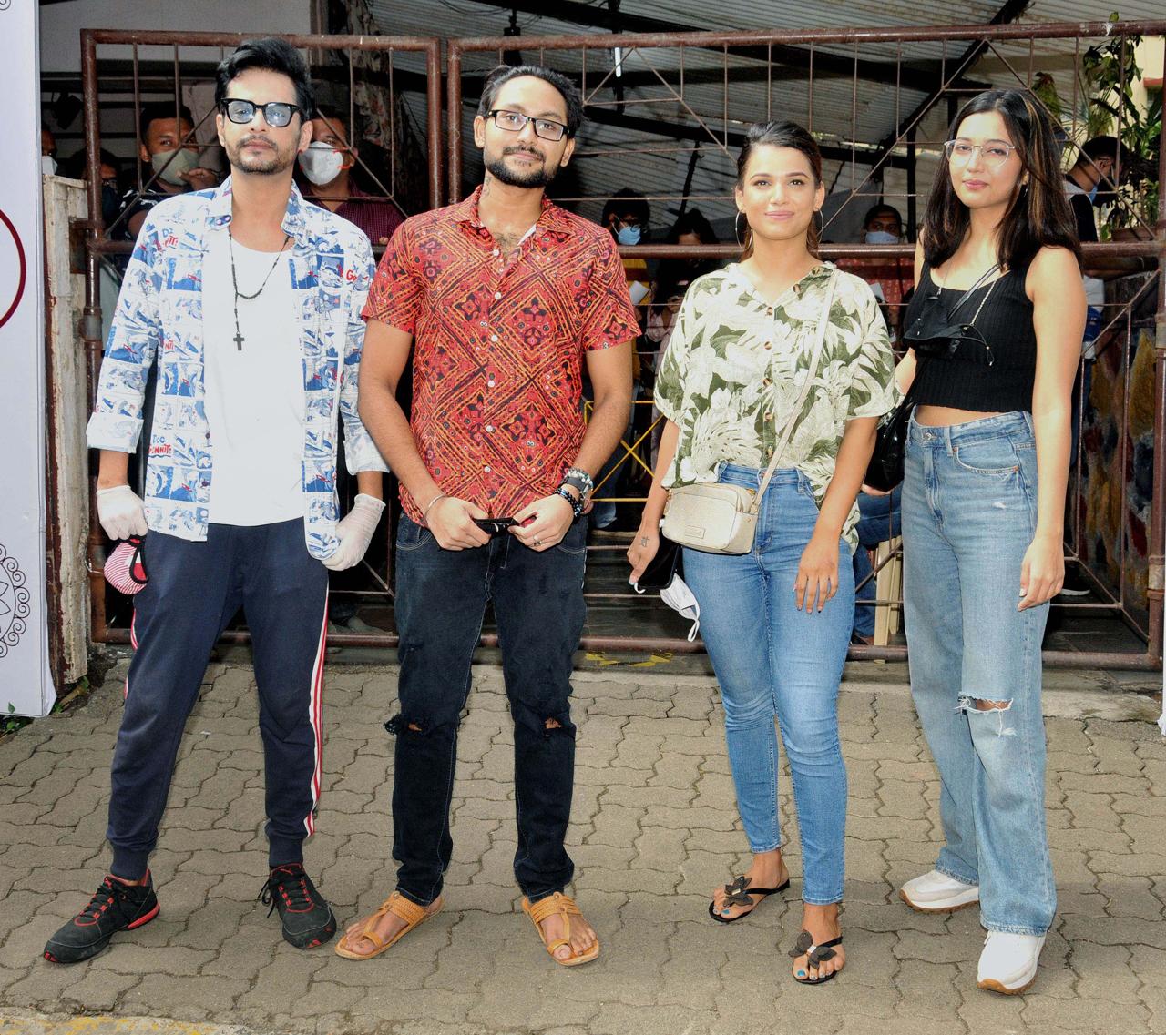 Bigg Boss 14's Jaan Kumar Sanu, Shardul Pandit, Naina Singh were spotted at a vaccination centre in Bandra, Mumbai. The trio along with a friend took their first jab at the vaccination centre.