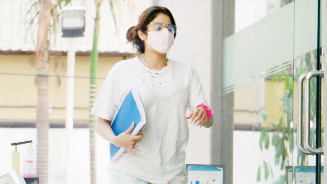 Anshula Kapoor admitted in a hospital for routine check-up; sister Janhvi pays a visit