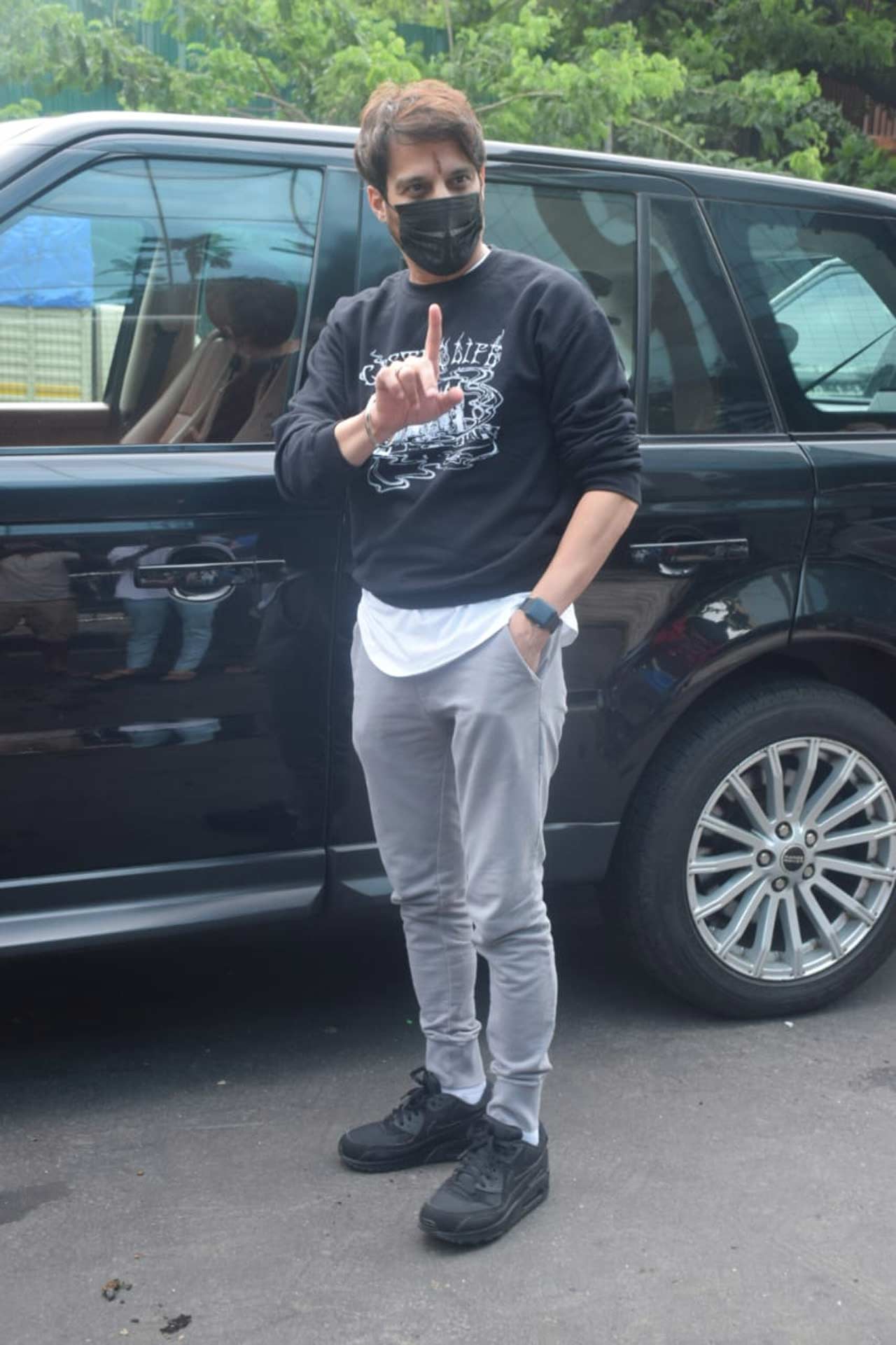 Jimmy Shergill was clicked in Juhu, Mumbai. The actor looked smart in casuals as he was dressed in a black sweatshirt, grey pants and black shoes. Jimmy Shergill was clicked in Juhu, Mumbai. The actor looked smart in casuals as he was dressed in a black sweatshirt, grey pants and black shoes.