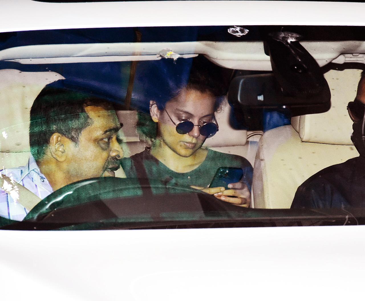 <p>Ever since she returned from her hometown, Manali, Kangana Ranaut has been regularly hitting the gym. Paparazzi never fails to spot Kangy outside her gym in Khar, Mumbai. For her recent gym outing, the actress was seen sporting an olive green t-shirt paired with yoga pants!</p>