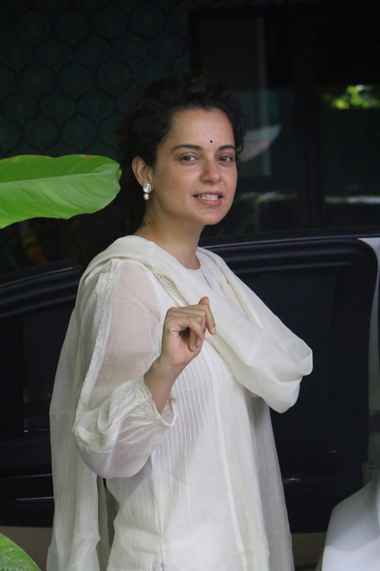 Kangana Ranaut was all smiles when snapped near her Bandra office, Mumbai. The actress opted for white ethnic wear during the outing. All pictures/Yogen Shah
 
 