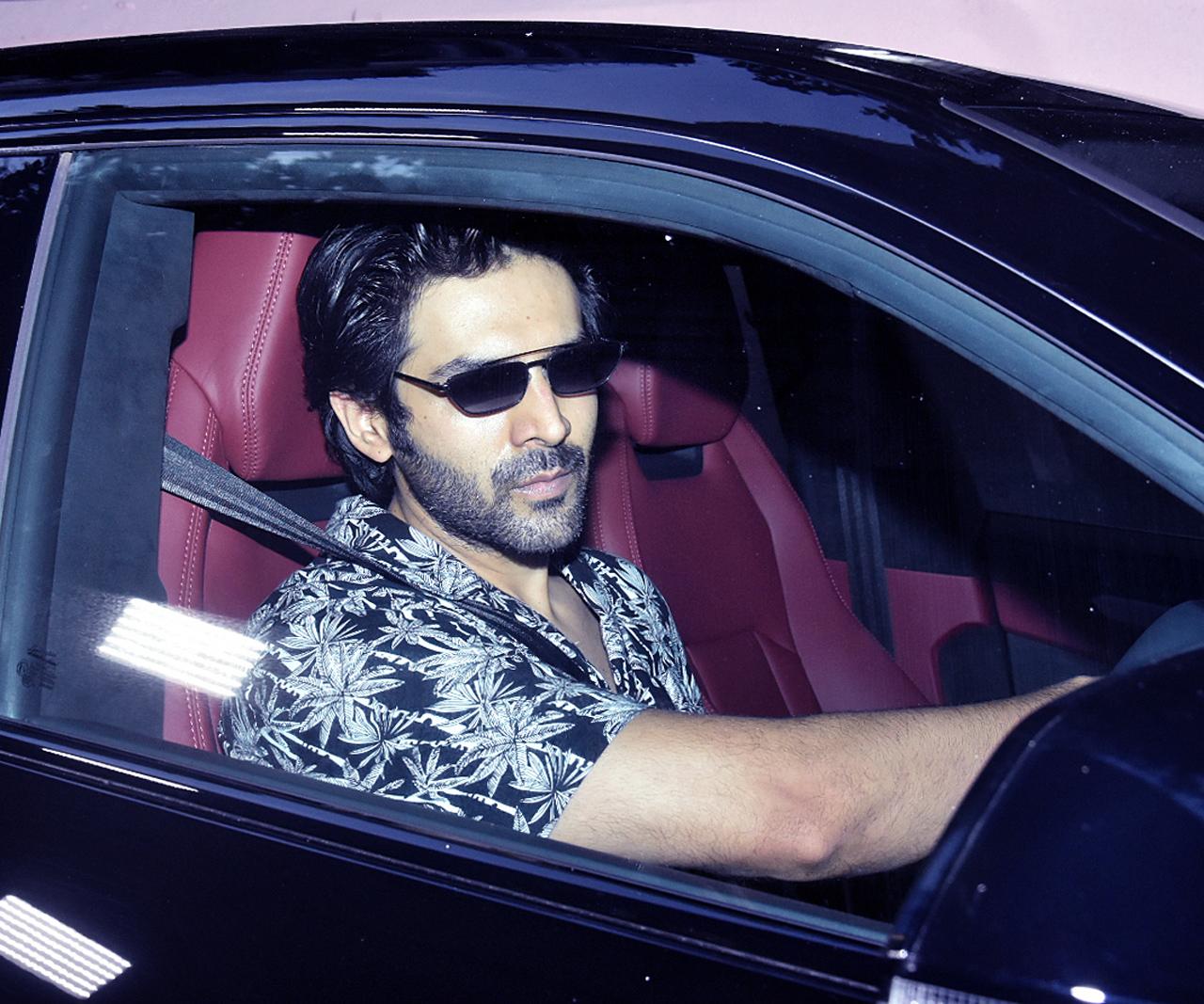 Kartik Aaryan was clicked in Juhu, outside Sanjay Leela Bhansali's office. The actor was all smiles for the paparazzi and looked in a rather happy mood. We wonder if there is a collaboration underway between Bhansali and Aaryan!