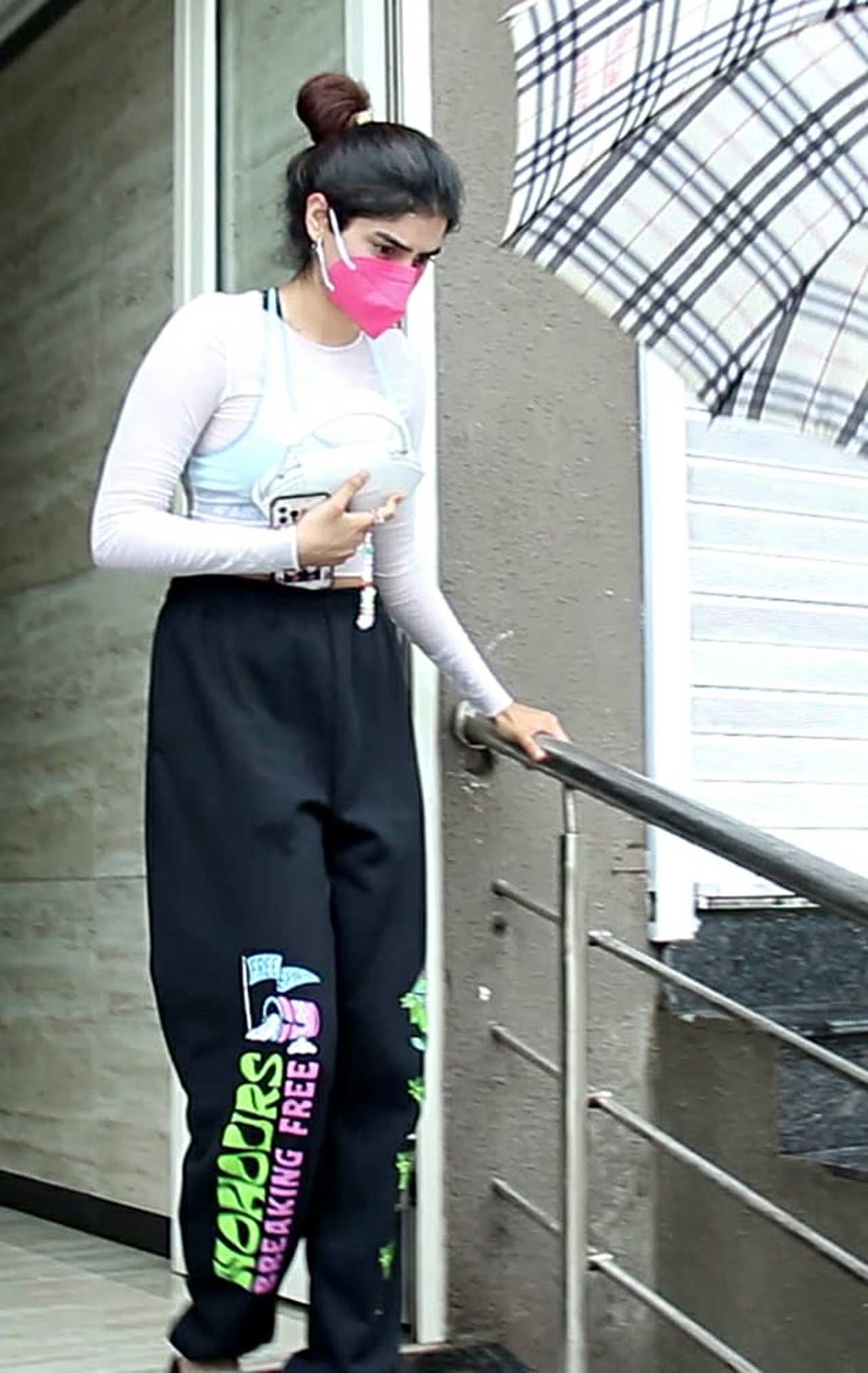 Khushi Kapoor was spotted at her causal best in Andheri, Mumbai. The star kid, who is said to make her Bollywood debut soon, was seen wearing a basic white top, paired with black joggers during the outing. All pictures/Yogen Shah Khushi Kapoor was spotted at her causal best in Andheri, Mumbai. The star kid, who is said to make her Bollywood debut soon, was seen wearing a basic white top, paired with black joggers during the outing. All pictures/Yogen Shah