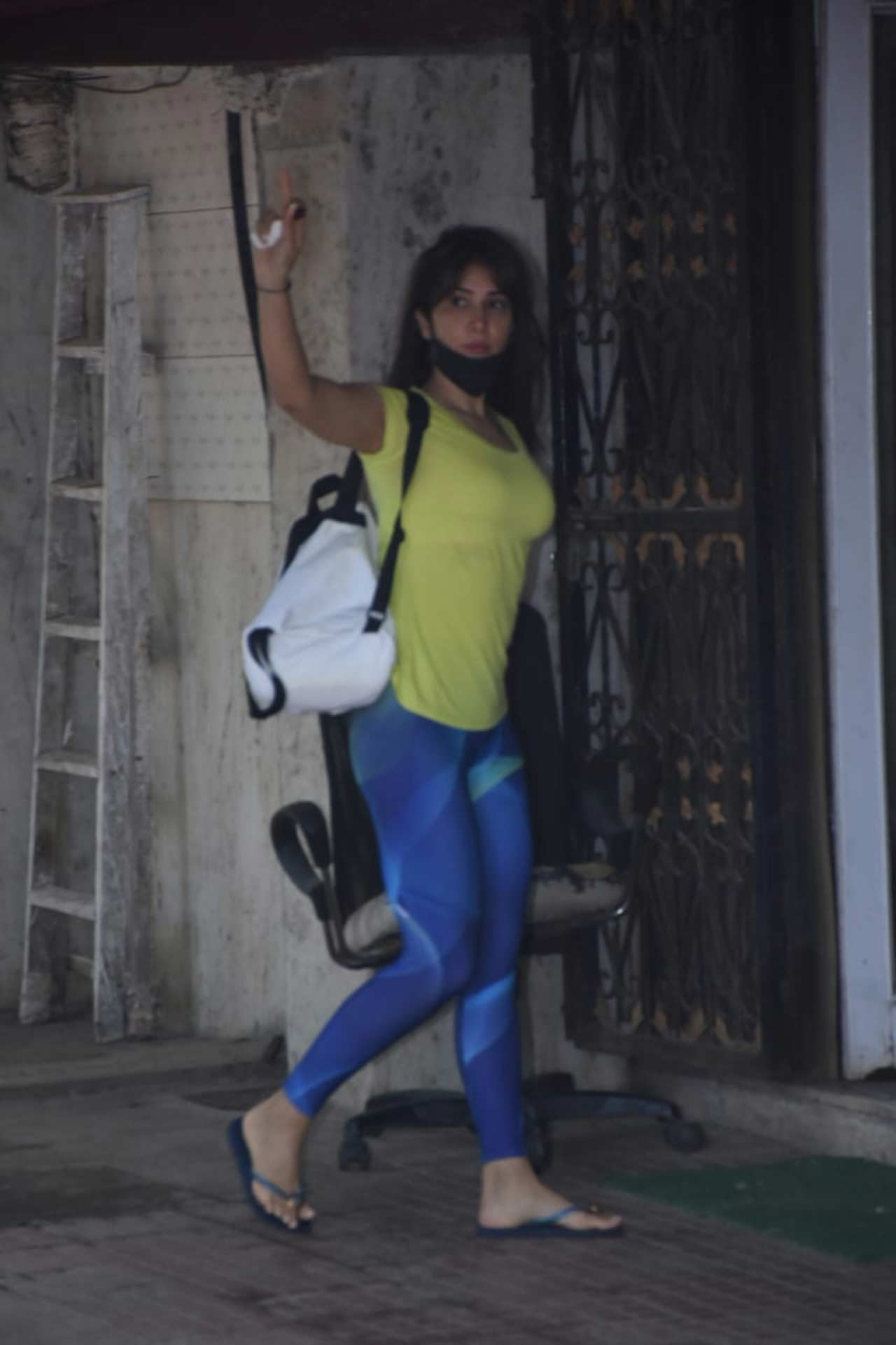 Mohabbattien actress Kim Sharma waved at the shutterbugs when snapped at her gym in the city.