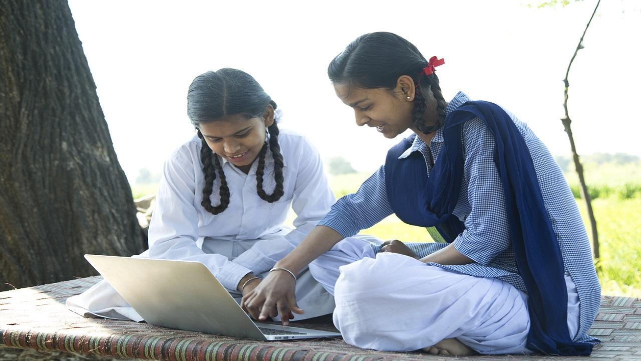 Maharashtra: Zilla Parishad teacher conducts free online classes for poor kids